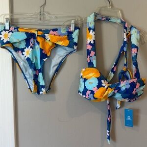 NWT Cupshe  Two Piece Swimsuit Size M Twist Top with High Waist Bottom Floral